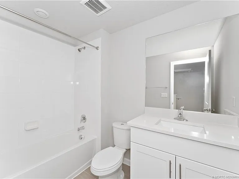 325 SE Halifax Ln — Photo 17