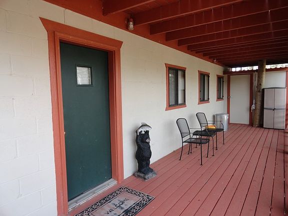 3rd image of 806 Sugar Pine Dr