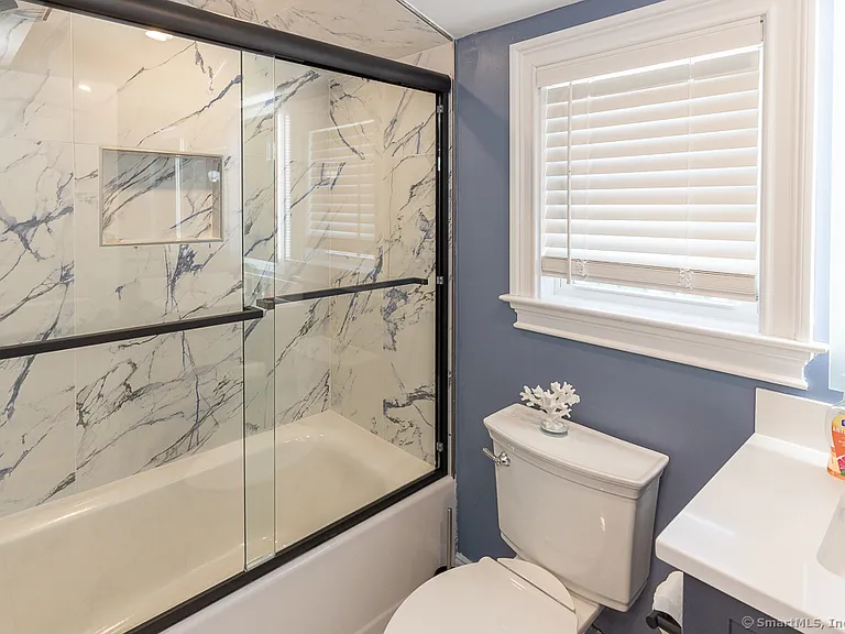 55 Swan Ave — Photo 15