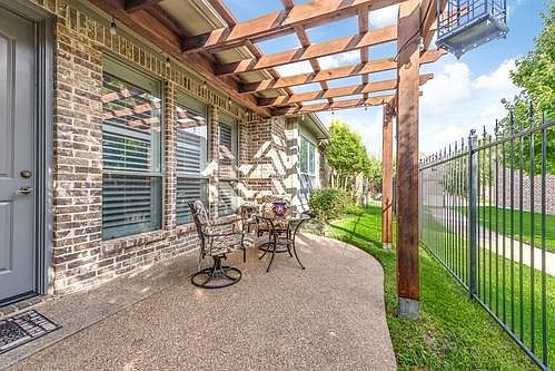 2nd image of 218 La Fontaine Ln