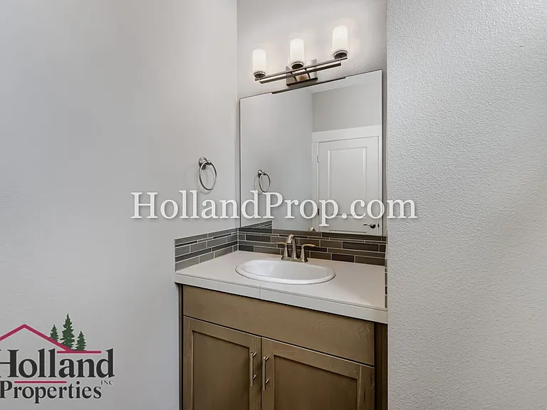 131 NE 30th Ave — Photo 15