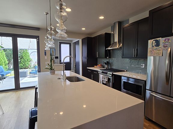 Kitchen - Gas Cooktop, Quartz countertop, Microwave, Dishwasher, Lots of Storage