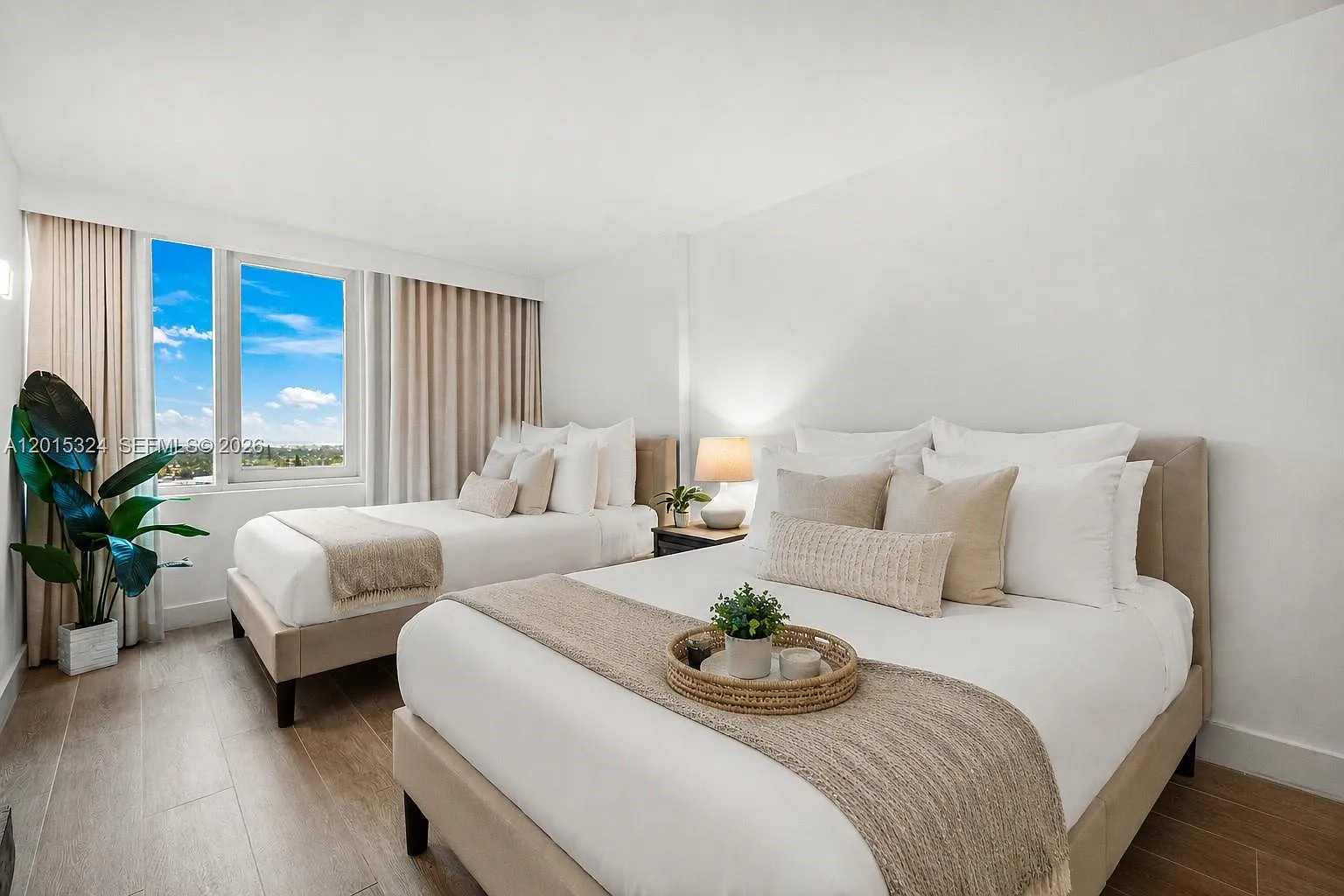Roney Palace Condo — Photo 1
