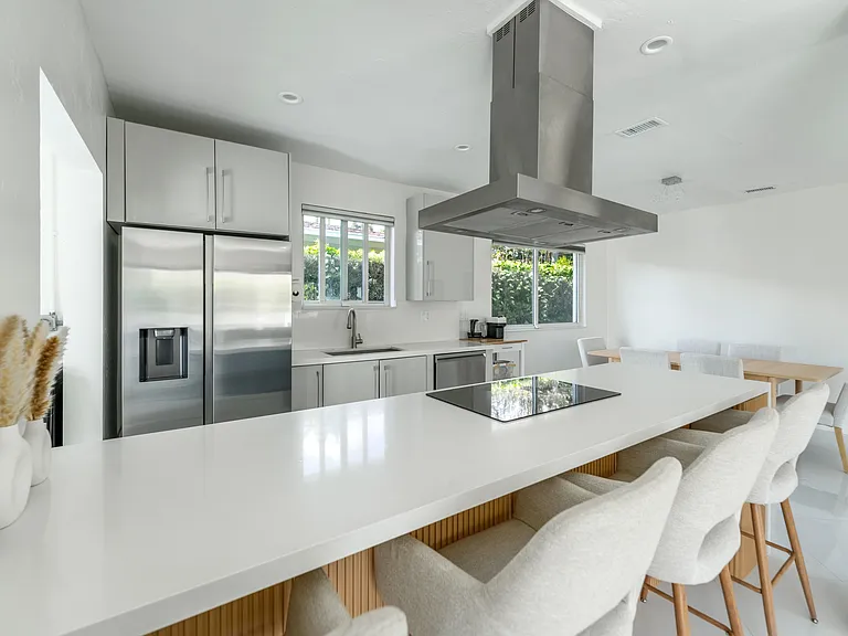 8100 NE 10th Ave — Photo 6