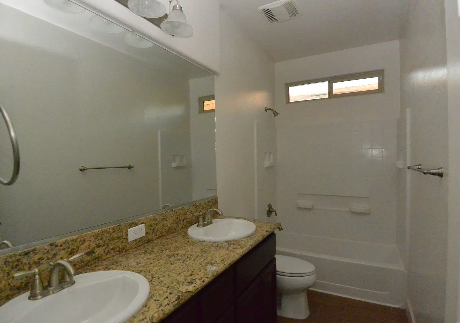 Beautiful 3 bedroom 2 bath Home With Bonus Room! — Photo 2