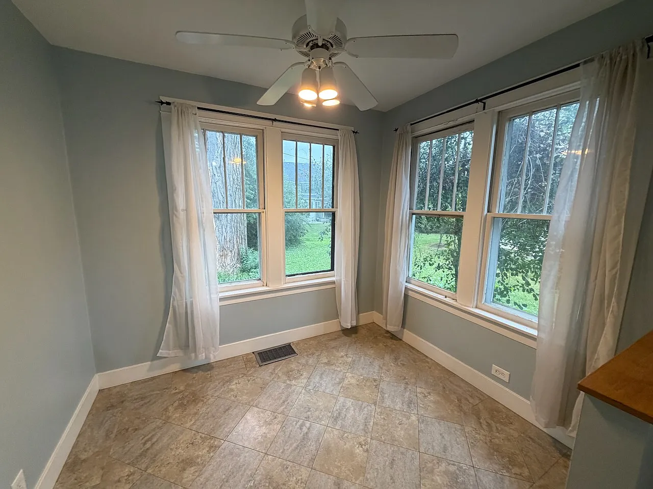 3 bed, 1350 sqft, $2,700 — Photo 3