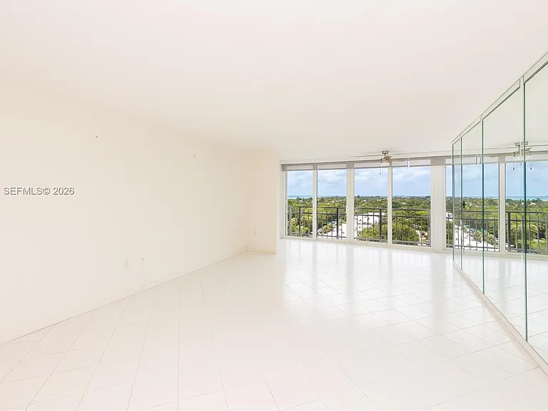 600 Grapetree Dr #8FS — Photo 3