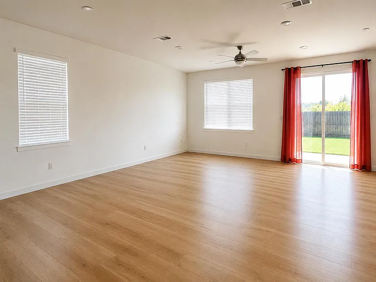 613 Laurel Ln — Photo 2