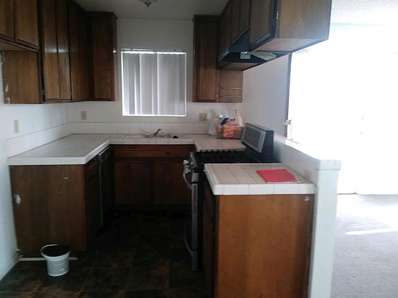 3rd image of 11609 Oxford Ave APT 4
