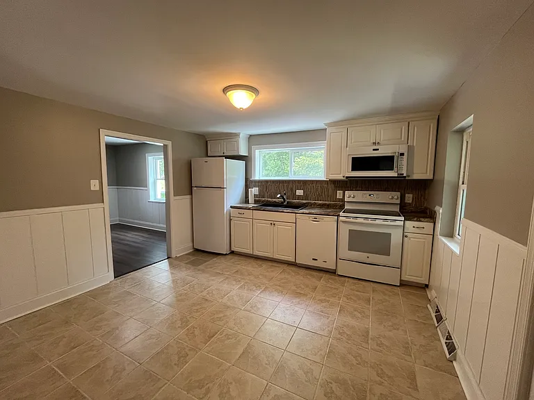 312 W Moler Ave — Photo 5