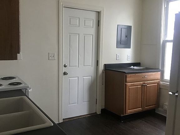 4th image of 208 East Ave