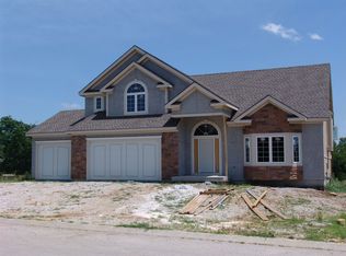 8711 Ridgeway Ct, Kansas City, MO 64138