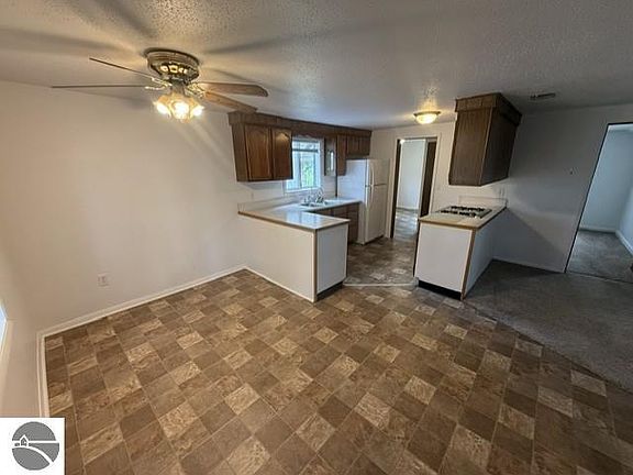 5th image of 744 S Saint Johns St