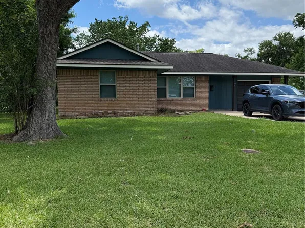 104 Mimosa St, Lake Jackson, TX 77566