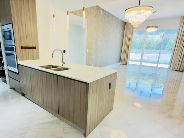 600 NE 27th St APT 604, Miami, FL 33137