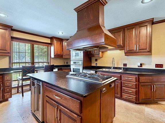 3rd image of 1282 Greenview Ln