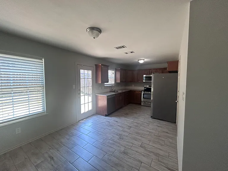 1101 E College St — Photo 4