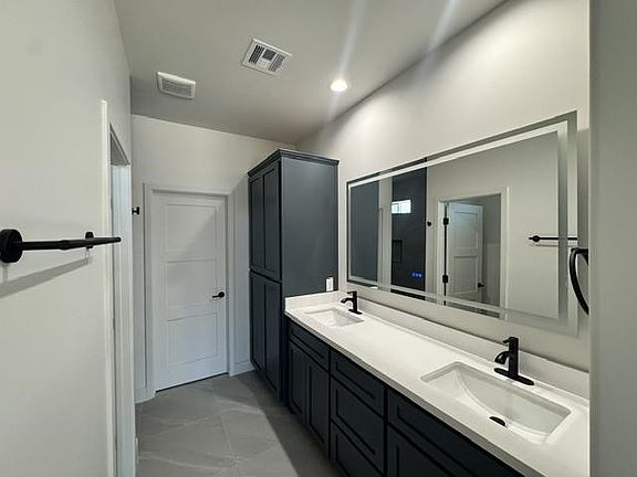 5th image of 572 E 13th St