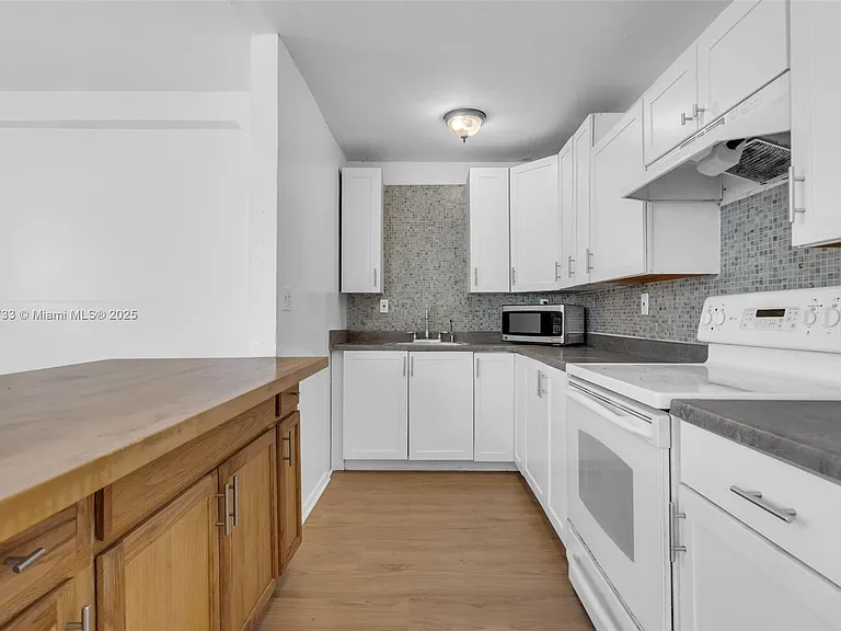 2809 SW 23rd Ter #2807 — Photo 4