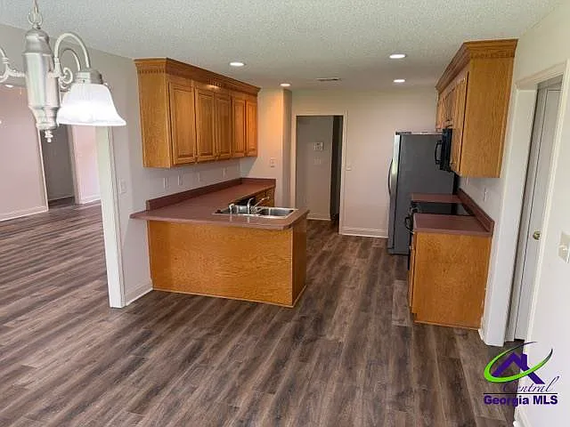 4 bed, 2.0 bath, 2200 sqft, $2,200 — Photo 4