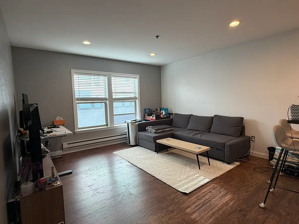 1 bed, 521 sqft, $2,100 — Photo 1
