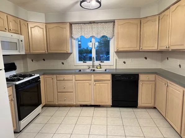 98 Oregon St Floor 1, Fall River, MA 02720