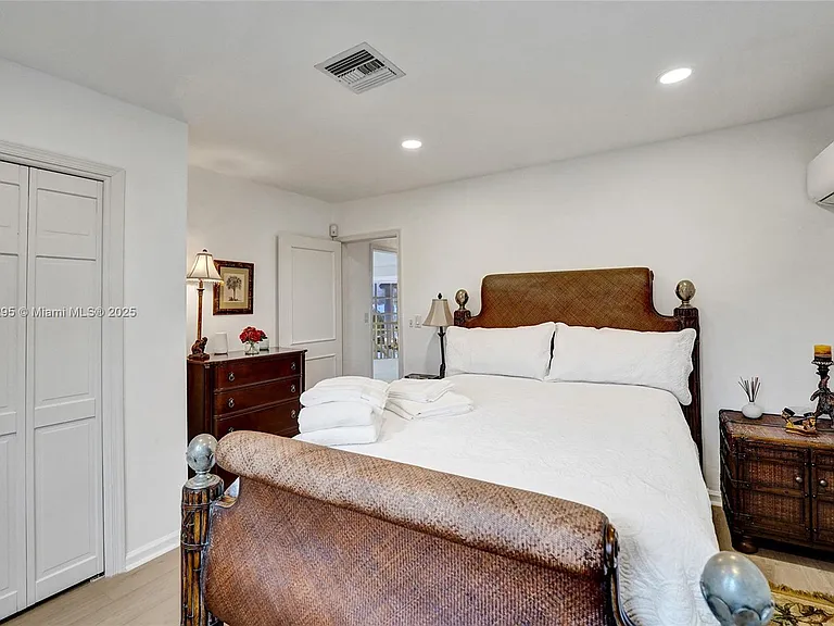 2889 NE 35th St — Photo 75