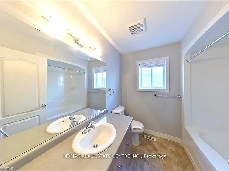 1560 Finley Cres — Photo 17