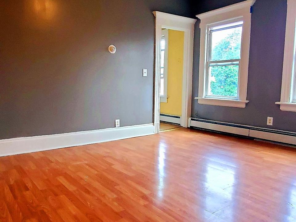 1st image of 98 Glen St #3