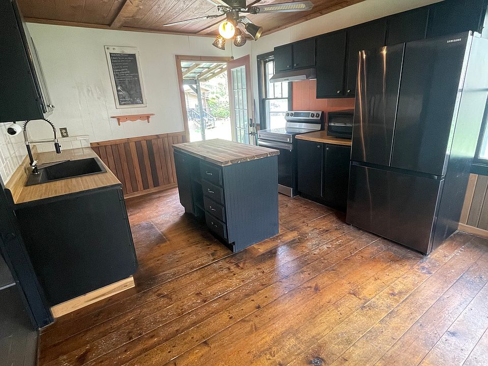 Eat-in kitchen with island