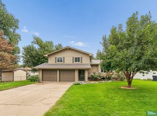 16065 Oak St, Omaha, NE 68130