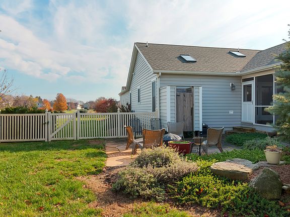 3rd image of 7 Glade Cir E