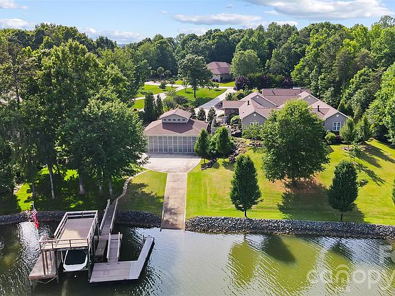 2nd image of 2354 Valelake Rd