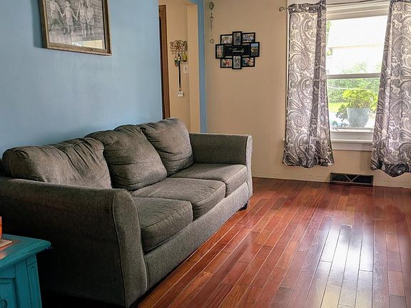 3rd image of 696 Water St