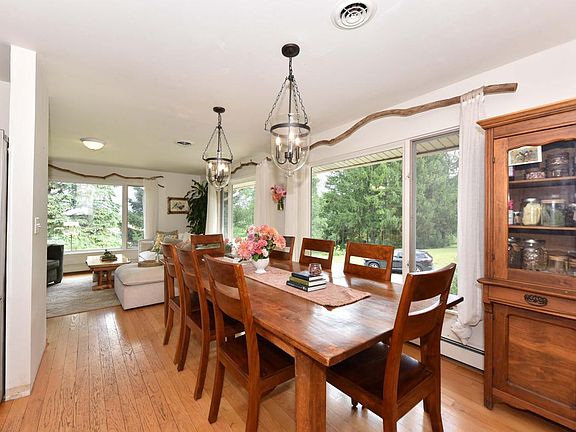 5th image of 741 Decorah ROAD