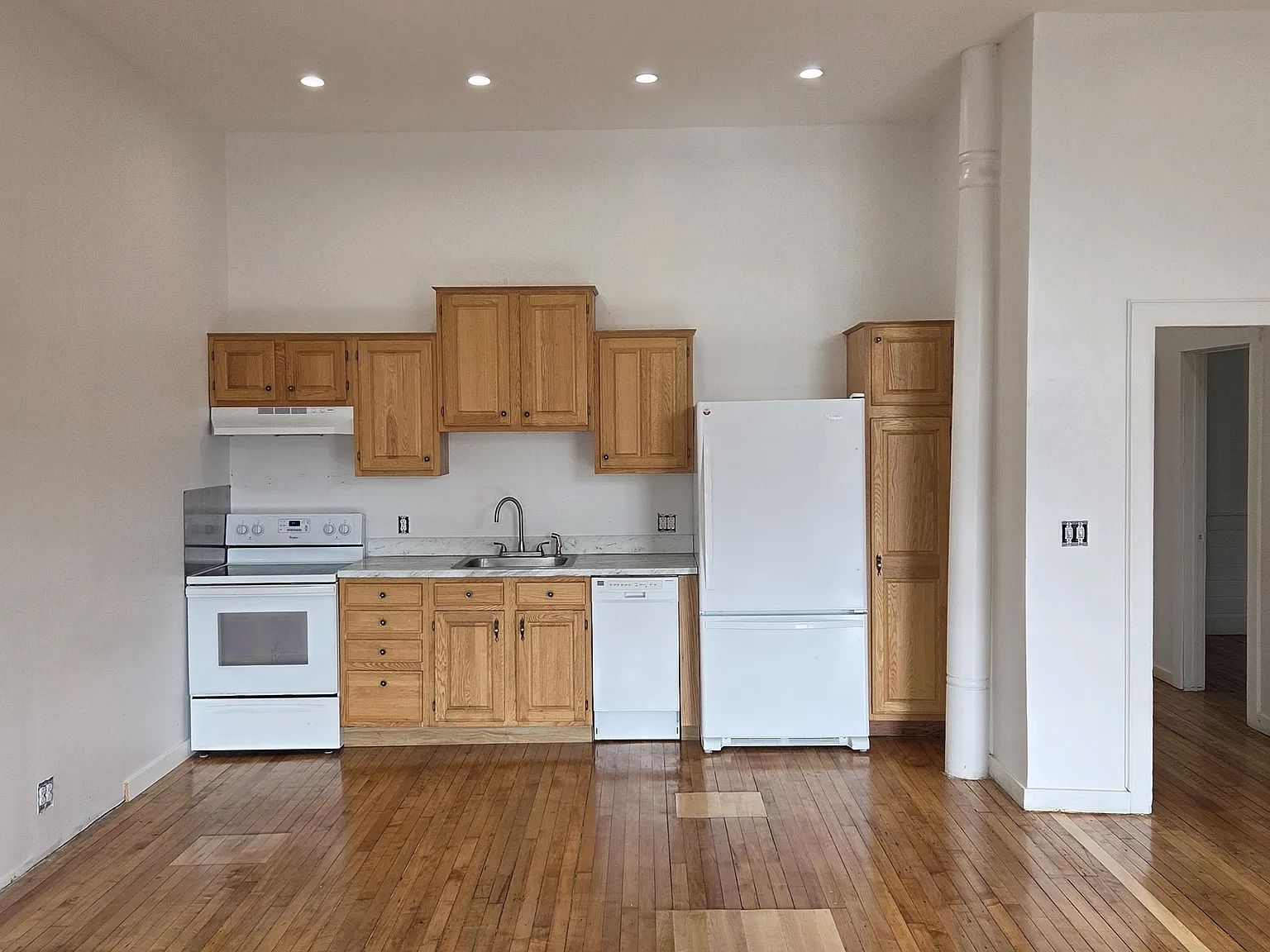3 bed, 850 sqft, $2,200 — Photo 1
