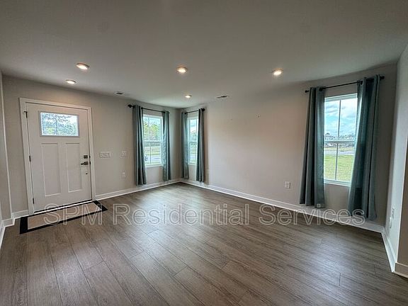 3rd image of 3129 Edgehill Dr