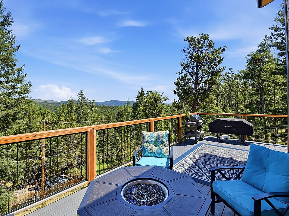 Fire up the grill and enjoy dinner with panoramic mountain views. Whether hosting friends or enjoying a quiet evening, this outdoor space is hard to beat.