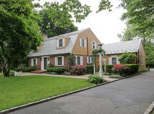 7 Boxwood Ln, Roslyn Heights, NY 11577