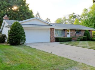 1620 Longmeadow Dr, West Bend, WI 53095