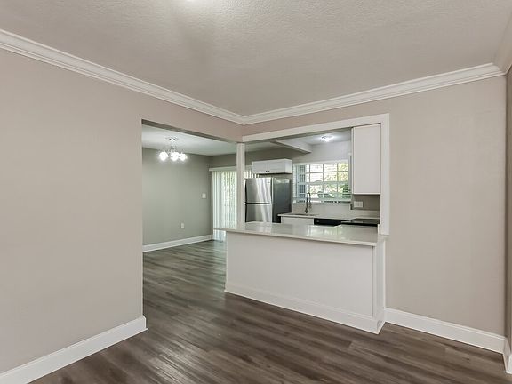 5th image of 1001 SW 25th Ave