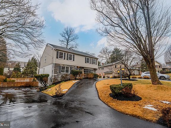 2nd image of 504 Sabine Cir