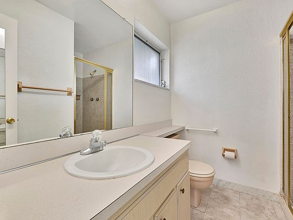 5th image of 905 W Ocean Dr