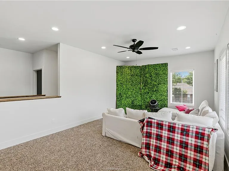 606 Banks St — Photo 15