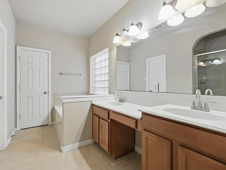Master, primary bath with a double vanity sink, garden tub & seperate shower.