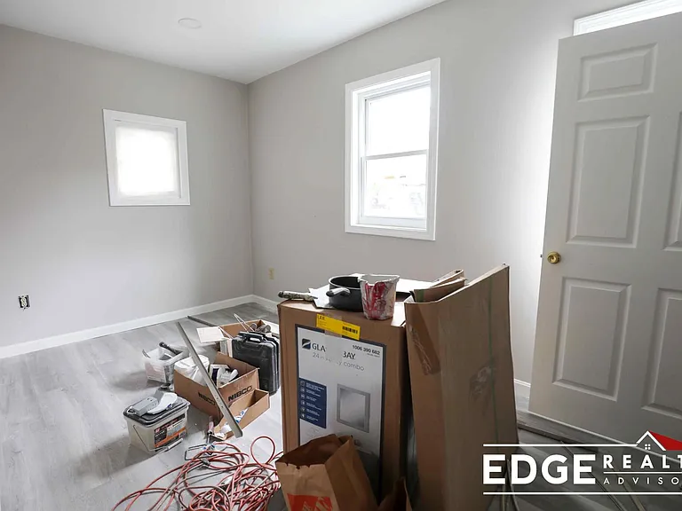 66 Quint Ave #1 — Photo 3