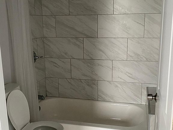5th image of 935 Belmont Ave #3R