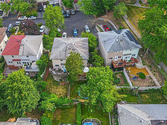 3rd image of 16 Regina Pl