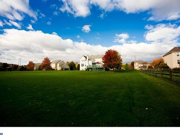 4th image of 327 Vista Dr