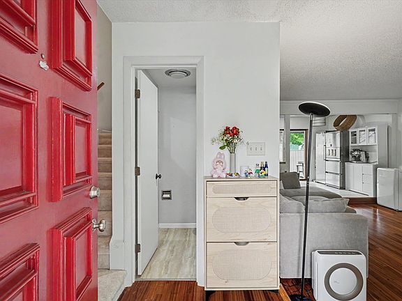 5th image of 33 Colony West Dr